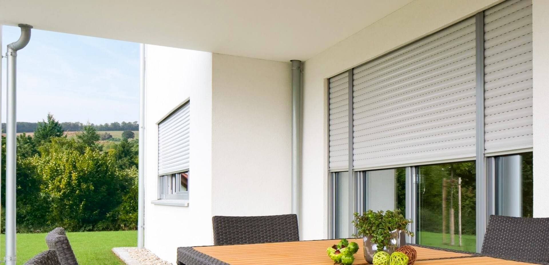 Freistehende Terrassenmarkise mit Trägergestell für flexiblen Sonnenschutz im Garten