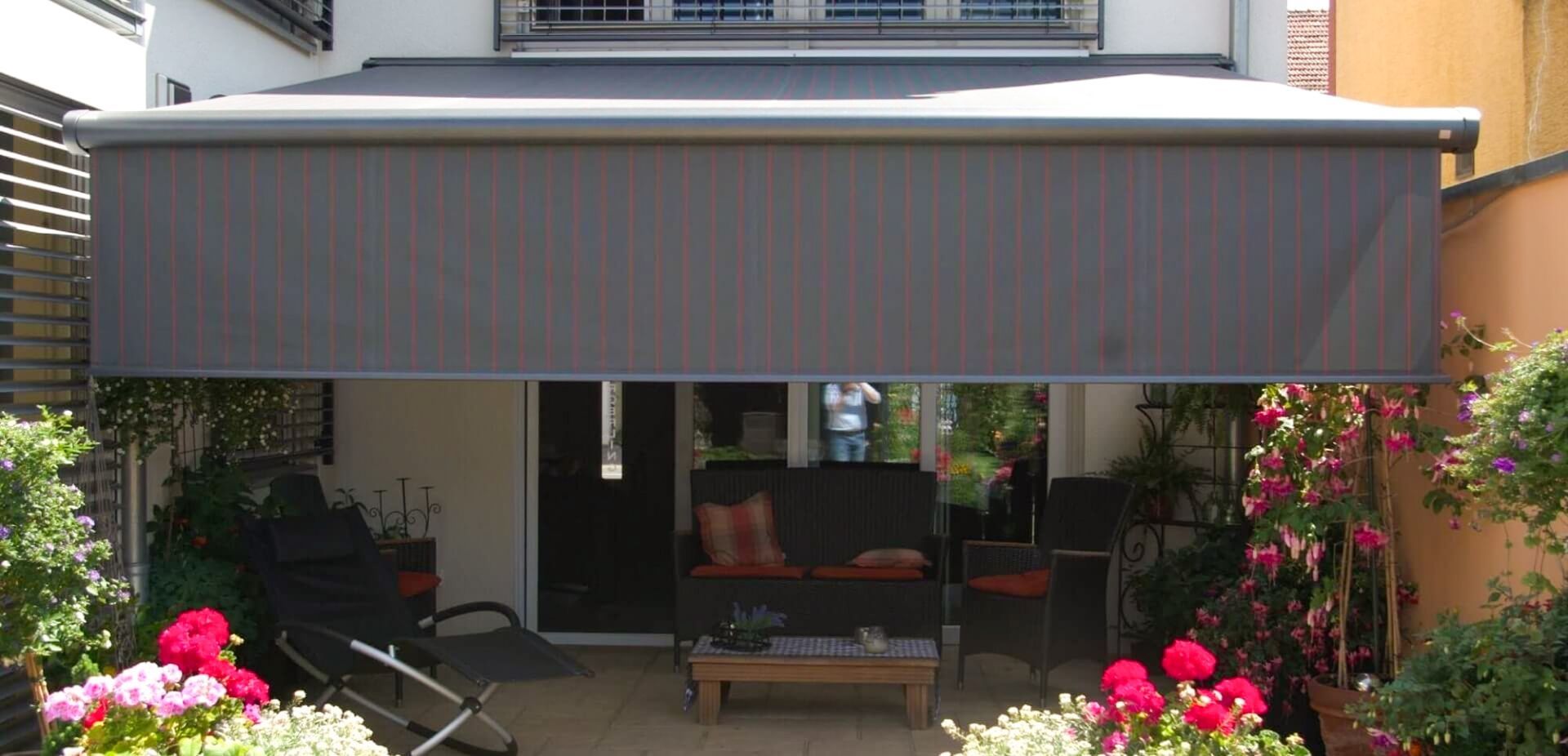 Rollladenanlage an bodentiefen Fenstern für effektiven Sonnen- und Wärmeschutz auf der Terrasse