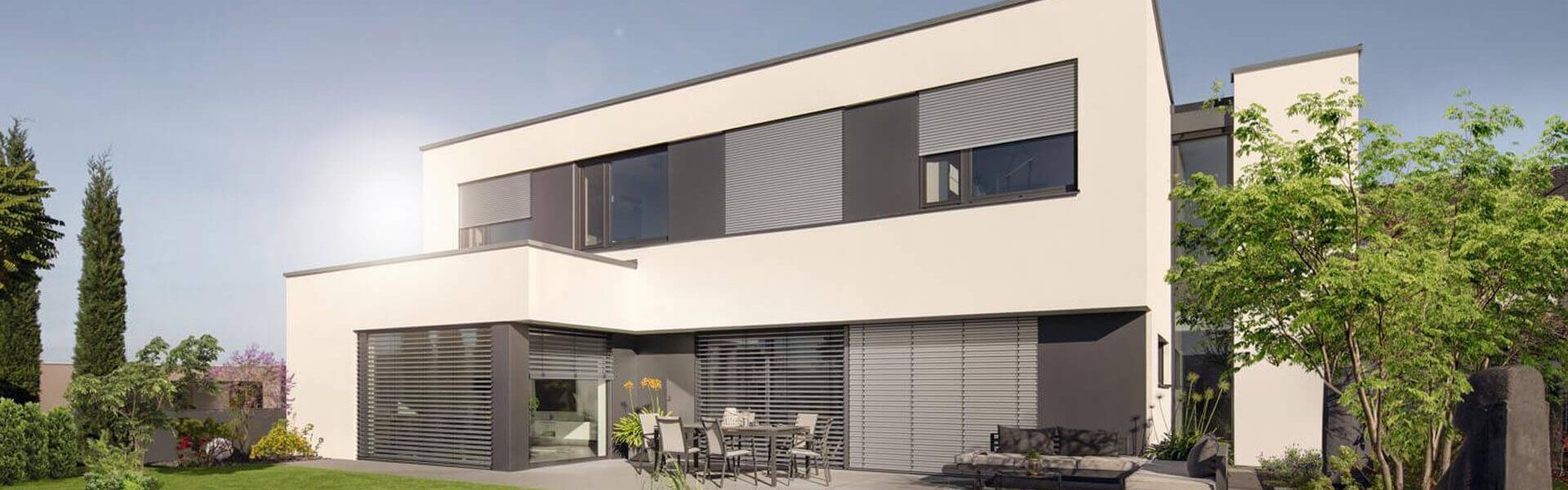 Zeitgemäßes Einfamilienhaus mit integrierten Raffstores und Rollläden zur Verschattung