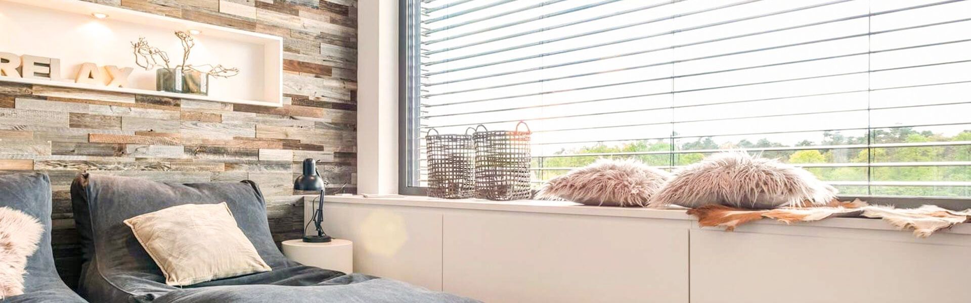 Gemütliches Schlafzimmer mit großem Fenster und modernen Außenjalousien zur Lichtregulierung